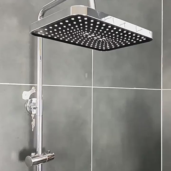vidéo colonne de douche noire femme se lave sous colonne forme pluie démonstration