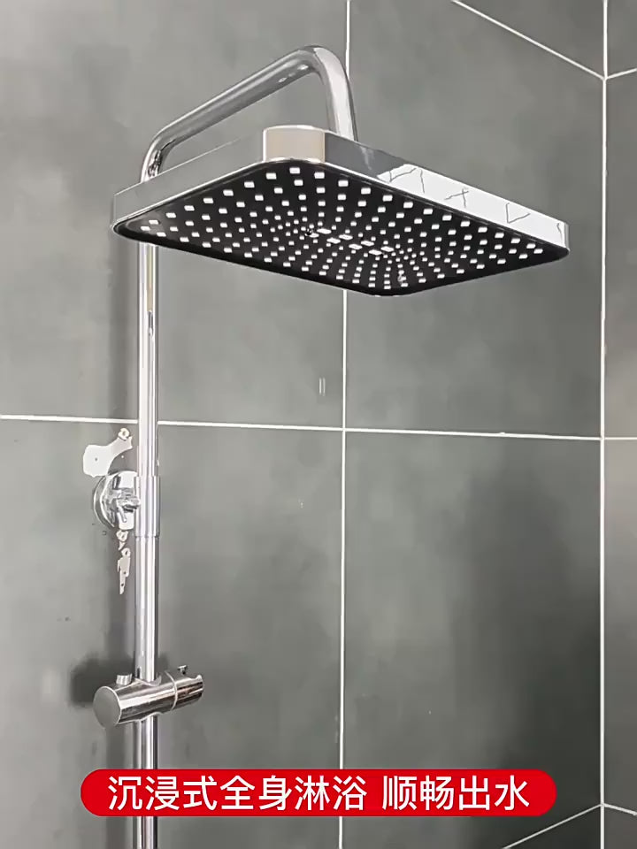 vidéo colonne de douche noire femme se lave sous colonne forme pluie démonstration